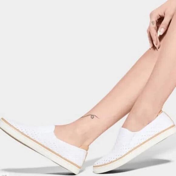 UGG Sammy Chevron Sneakers Slip On Walking Shoes White & Tan Women's Size 10 - Picture 16 of 16